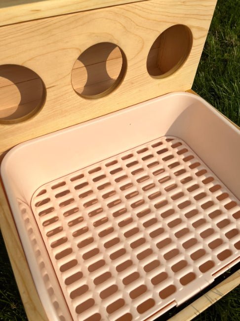 Rabbit Hay Feeder, Litter Box & Mesh Grate.